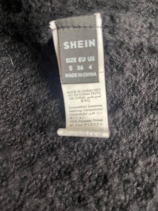 Chaqueta de lana negra con flores