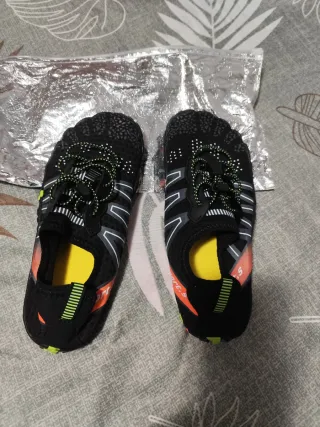 Zapatillas niño negras y naranjas