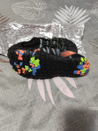 Zapatillas niño negras y naranjas