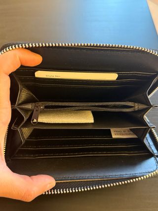 Portafoglio nero con strass e catenina