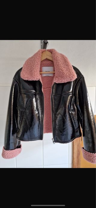 Chaqueta Bershka efecto piel rosa