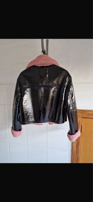 Chaqueta Bershka efecto piel rosa
