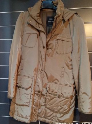 Abrigo con capucha color caqui