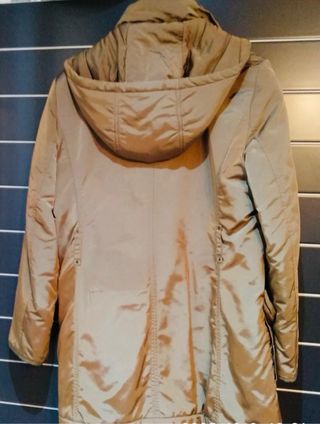 Abrigo con capucha color caqui