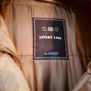 Abrigo con capucha color caqui