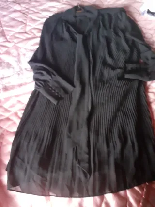 Blusa larga negra plisada