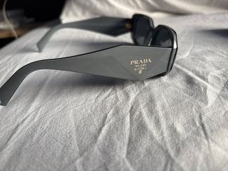Gafas de sol Prada grises algunos rayones lente