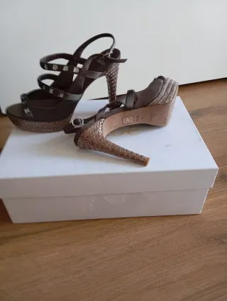 Sandalias Castañer Marrón y Dorado Tacon