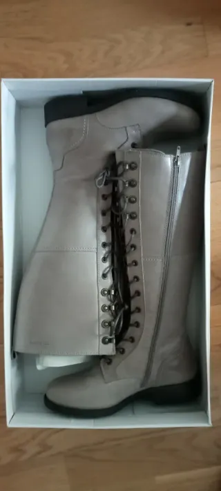 Botas altas grises con cordones, cierre cremallera