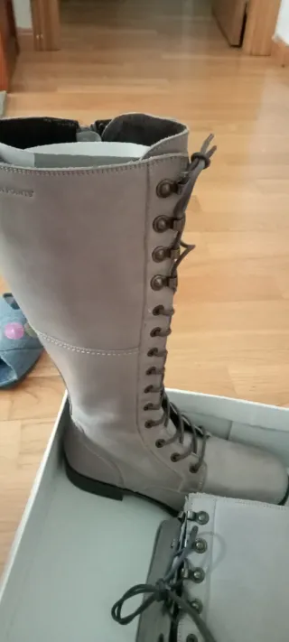 Botas altas grises con cordones, cierre cremallera