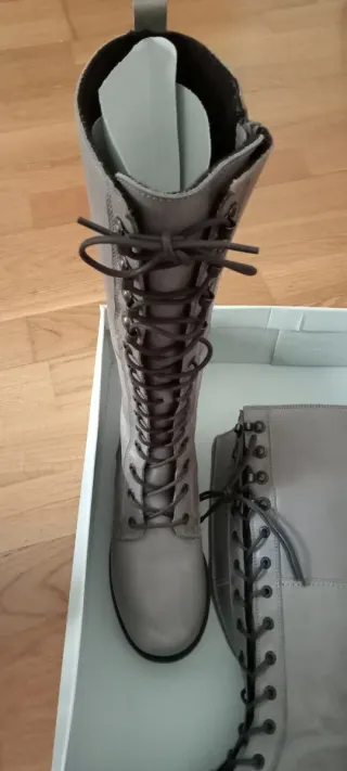 Botas altas grises con cordones, cierre cremallera