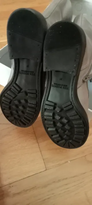 Botas altas grises con cordones, cierre cremallera