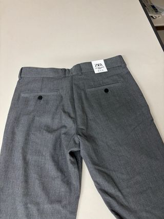 Pantalón de pinzas Zara gris