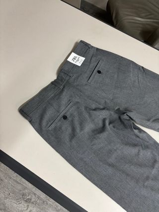 Pantalón de pinzas Zara gris
