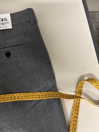 Pantalón de pinzas Zara gris