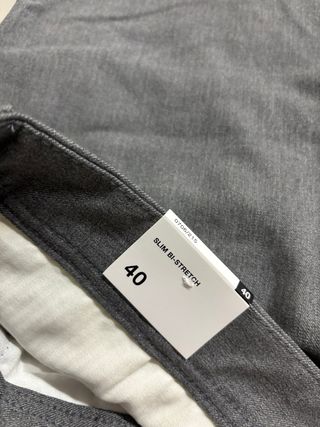 Pantalón de pinzas Zara gris