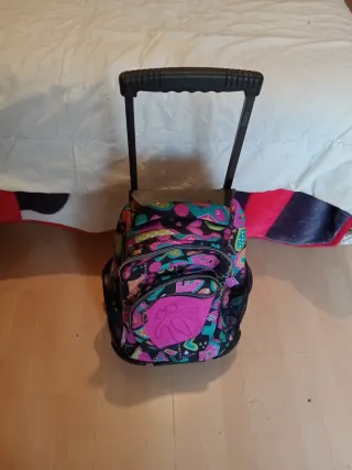 Mochila Trolls com rodinhas