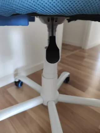 Silla de escritorio infantil azul con ruedas