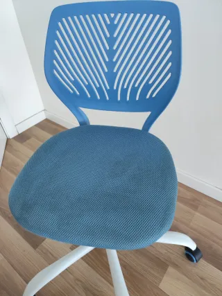 Silla de escritorio infantil azul con ruedas