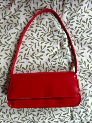 Bolso de mano rojo para invitada