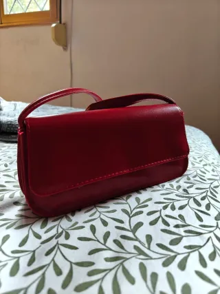 Bolso de mano rojo para invitada