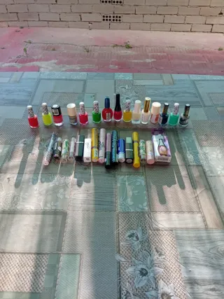 Lote Pintauñas y Labiales Varios Colores