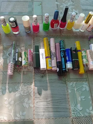 Lote Pintauñas y Labiales Varios Colores