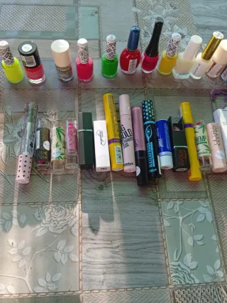 Lote Pintauñas y Labiales Varios Colores