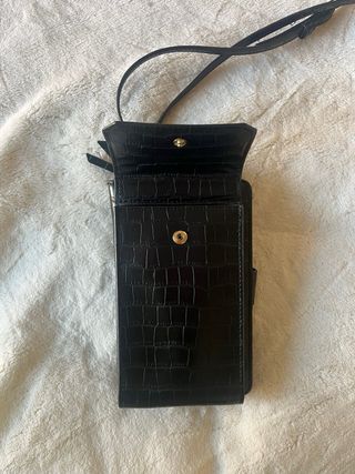 Bolso bandolera negro Mango efecto piel