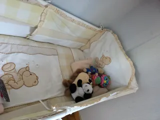 Cuna de bebé blanca con chichonera