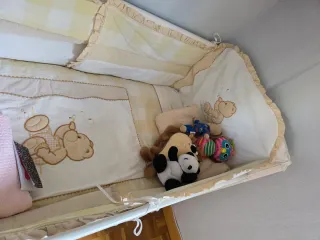 Cuna de bebé blanca con chichonera