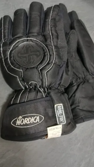Guantes Nordica Negro Invierno calienta bastante.