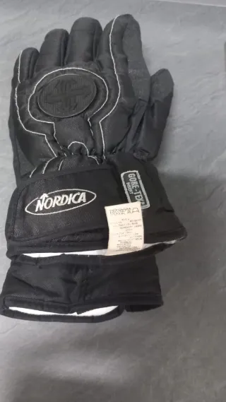 Guantes Nordica Negro Invierno calienta bastante.