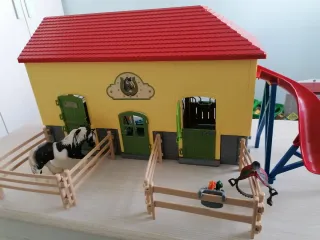 Granero de juguete con accesorios