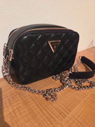 Borsa Guess trapuntata nera con catena oro