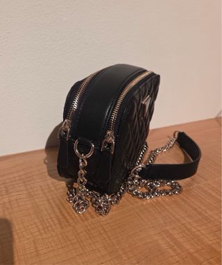 Borsa Guess trapuntata nera con catena oro