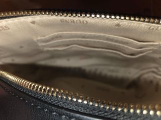 Borsa Guess trapuntata nera con catena oro