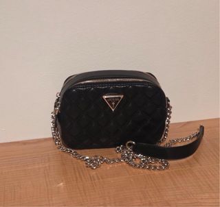 Borsa Guess trapuntata nera con catena oro