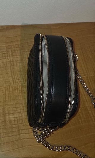 Borsa Guess trapuntata nera con catena oro