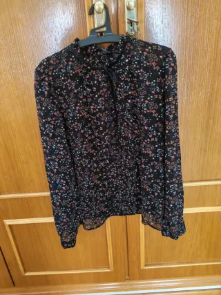 Blusa floral negra con cuello alto