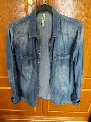 Blusa floral negra con cuello alto