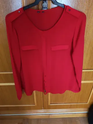 Blusa floral negra con cuello alto