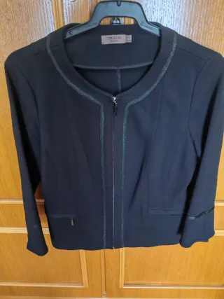 Blusa floral negra con cuello alto