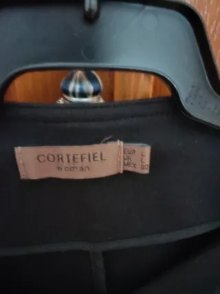 Blusa floral negra con cuello alto