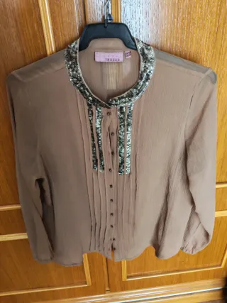 Blusa floral negra con cuello alto