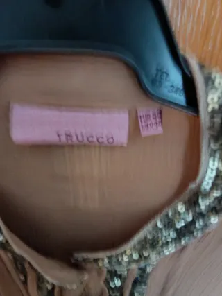 Blusa floral negra con cuello alto