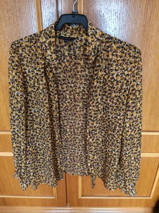 Blusa floral negra con cuello alto