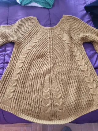 Blusa floral negra con cuello alto