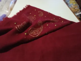 Sciarpa bordeaux con borchie e pietre donna