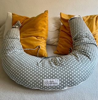 Cojín lactancia Koala Babycare gris lunares.
